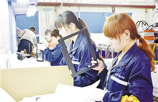 位于漯河市的河南源德福(聯(lián)想)科技產(chǎn)業(yè)園總投資12億元,主要產(chǎn)品為筆記本電腦精密零部件,產(chǎn)品銷往聯(lián)想集團全球供應(yīng)鏈。目前,該產(chǎn)業(yè)園模具、注塑、五金沖壓、陽極盒、噴涂等7個車間相繼投入生產(chǎn),今年前三個月實現(xiàn)產(chǎn)值1.2億元。圖為日前該產(chǎn)業(yè)園工人正在生產(chǎn)筆記本?