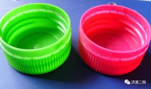 18歲男孩喝飲料,卻因為飲料瓶突然不能說話,急忙趕往醫院